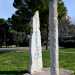 Riproduzione della forma pi antica di orologio solare,  formata da due grandi monoliti in pietra di Trani, simili a dei menhir. Sulle sculture, alte rispettivamente 3,75 metri lanteriore e 3,60 metri la posteriore,  scolpito il motto Solis, scientiae et artis opus (Opera del sole, della scienza e dellarte)